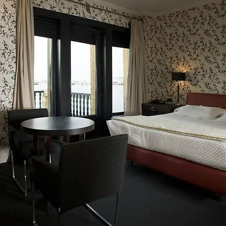 ホテル エルシーリャ エンバルカデロ 4*